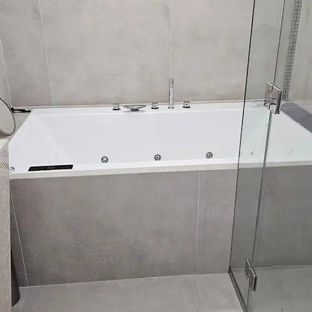 公寓 Oasis Jacuzzi Retreat 马尔韦利亚