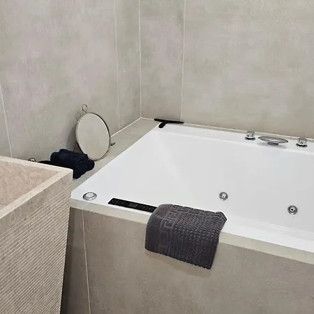 Oasis Jacuzzi Retreat Appartement